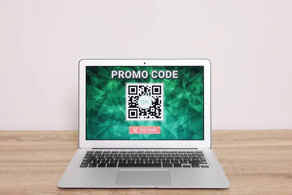 Ordinateur Portable Avec Code Promo Activé Sur Table Bois Près — Photo