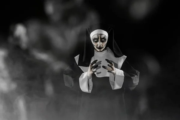 Portrait Effrayante Religieuse Diabolique Fumée Sur Fond Noir Espace Pour — Photo
