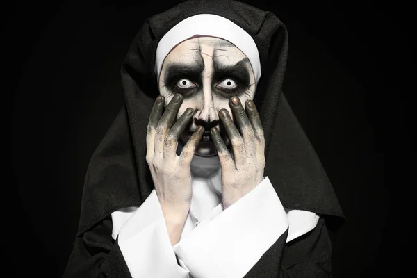 Portrait Une Religieuse Diabolique Effrayante Sur Fond Noir Fête Halloween — Photo