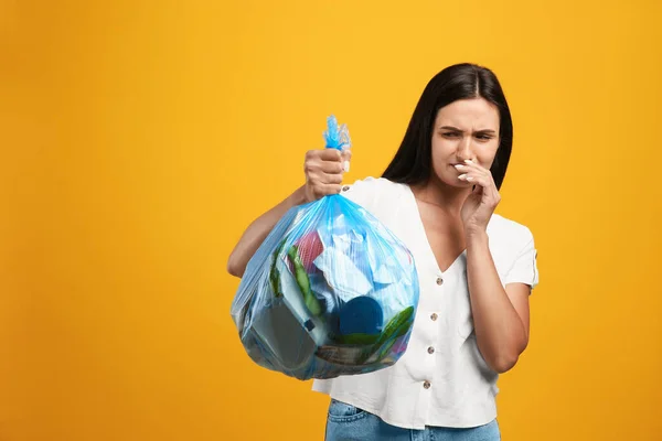 Mulher Segurando Saco Lixo Completo Fundo Amarelo Espaço Para Texto — Fotografia de Stock