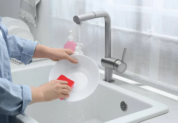 Placa Lavado Mujer Por Encima Del Fregadero Cocina Primer Plano — Foto de Stock