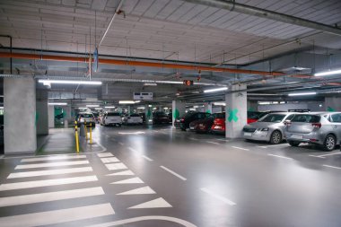 Yeraltı otoparkındaki farklı arabaların görüntüsü