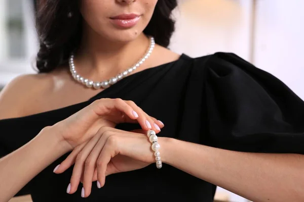 Mujer Joven Probándose Elegante Brazalete Perlas Interior Primer Plano — Foto de Stock