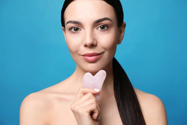 Bella Giovane Donna Che Massaggio Facciale Con Strumento Gua Sha — Foto Stock