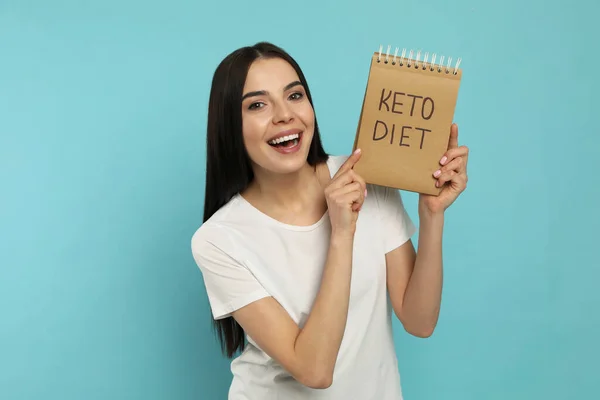 Mujer Feliz Sosteniendo Cuaderno Con Palabras Keto Dieta Sobre Fondo — Foto de Stock