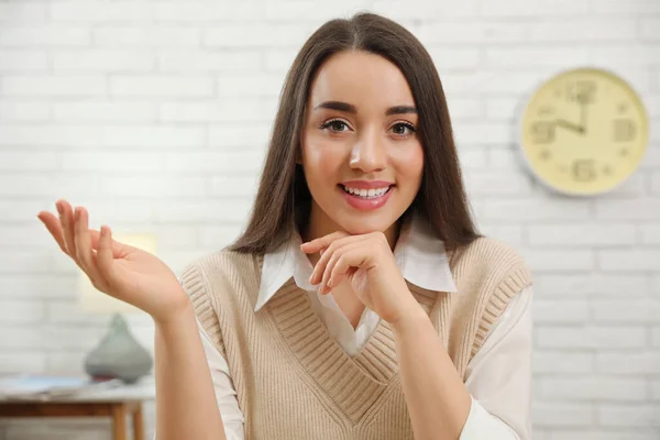 Feliz Joven Empresaria Realizando Webinar Habitación — Foto de Stock