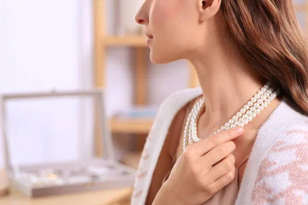 Giovane Donna Cercando Elegante Collana Perle All Interno Primo Piano — Foto Stock