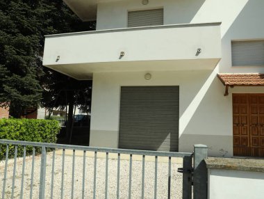 Güneşli bir günde bahçeli güzel bir ev.