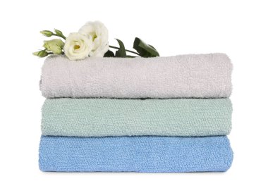 Beyaz çiçekli bir yığın temiz yumuşak havlu.