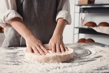 Mutfakta hamur yoğuran kadın, yakın plan.