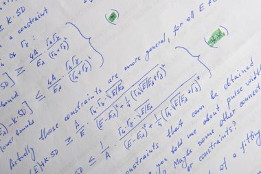 Matematiksel hesaplamaları arkaplan olarak yazan kağıt, yakın plan