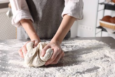 Mutfakta hamur yoğuran kadın, yakın plan.