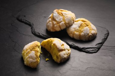 Siyah masada taze limonlu kurabiyeler.