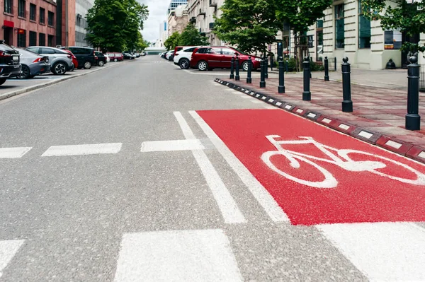 Κόκκινη Λωρίδα Ποδήλατο Ζωγραφισμένα Λευκό Ποδήλατο Υπογράψει Στην Πόλη Δρόμο — Φωτογραφία Αρχείου
