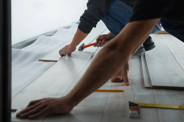 Werknemers Installeren Nieuwe Gelamineerde Vloeren Ruimte Close — Stockfoto