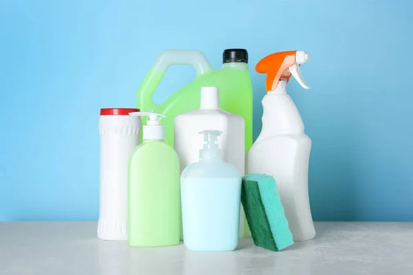 Διαφορετικές Προμήθειες Καθαρισμού Και Εργαλεία Στο Τραπέζι Ανοιχτό Μπλε Φόντο — Φωτογραφία Αρχείου