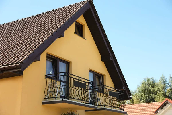 Exterieur Van Mooi Huis Met Balkon Zonnige Dag — Stockfoto