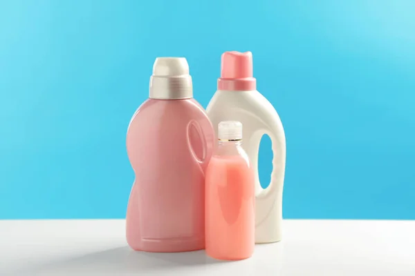Flessen Wasmiddelen Witte Tafel — Stockfoto