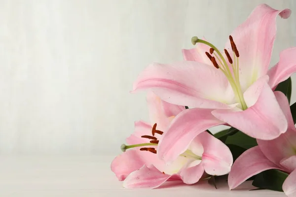 Piękne Różowe Kwiaty Lilii Białym Stole Zbliżenie Miejsce Tekst — Zdjęcie stockowe