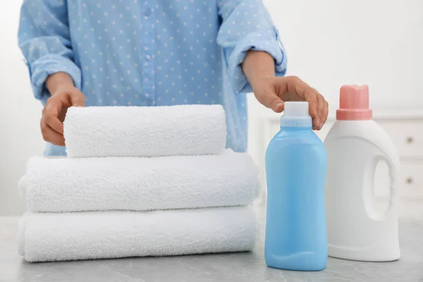 Mujer Con Botellas Detergentes Toallas Limpias Mesa Mármol Gris Claro — Foto de Stock