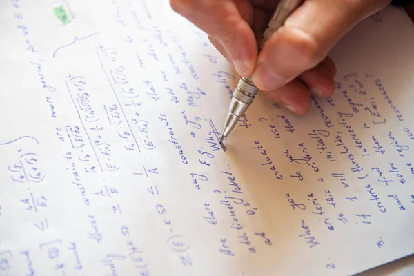 Studente Che Scrive Calcoli Matematici Carta Primo Piano — Foto Stock