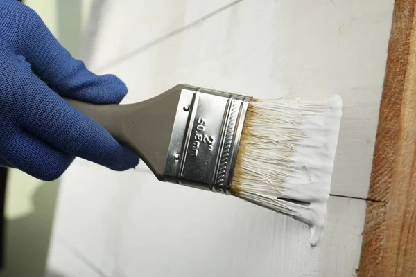 Trabajador Aplicando Pintura Blanca Sobre Superficie Madera Primer Plano — Foto de Stock