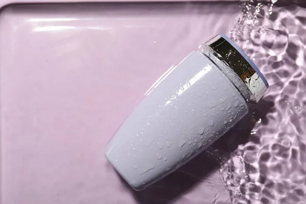 Flasche Kosmetikprodukt Zur Haarpflege Wasser Auf Violettem Hintergrund Ansicht Von — Stockfoto