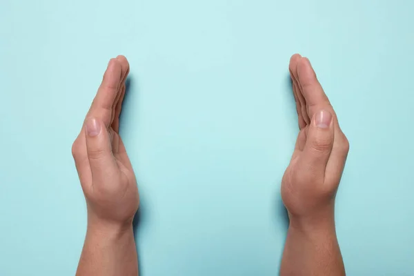 Mulher Segurando Fundo Turquesa Close Mãos Espaço Para Texto — Fotografia de Stock