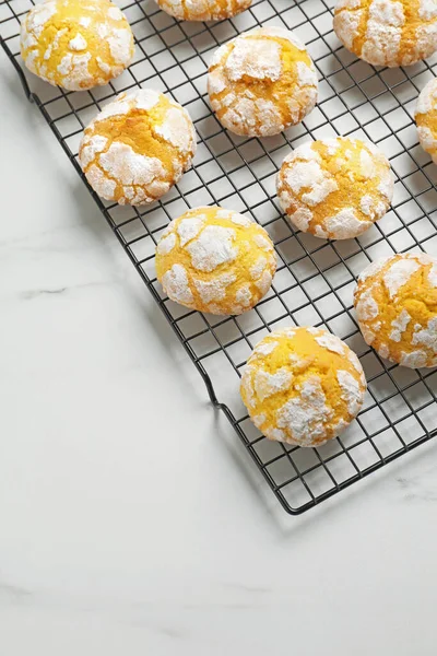 Biscoitos Limão Caseiros Saborosos Mesa Mármore Branco Vista Acima — Fotografia de Stock