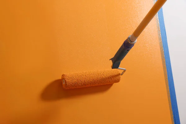 Målning Vägg Med Rulle Och Orange Färg — Stockfoto