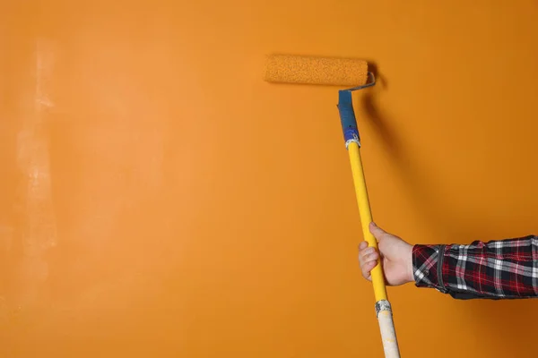 Mur Peinture Homme Avec Rouleau Couleur Orange Gros Plan — Photo