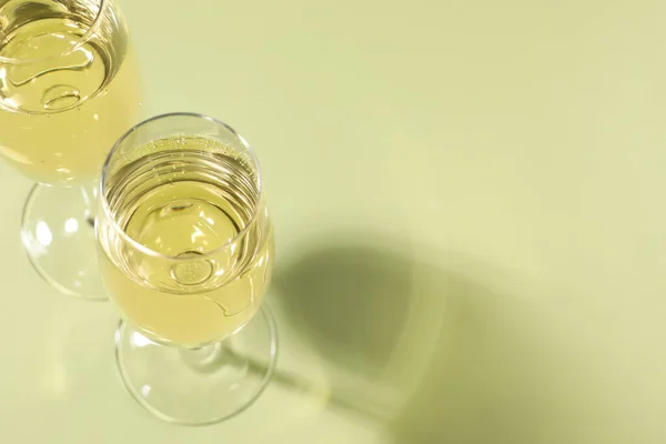 Copos Vinho Espumante Delicioso Fundo Amarelo Claro Vista Acima Espaço — Fotografia de Stock