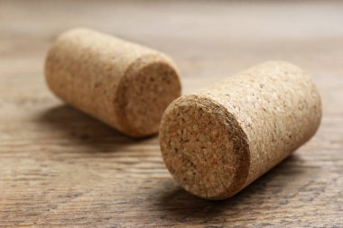 Şarap şişelerinin tıpaları ahşap masada, yakın plan.