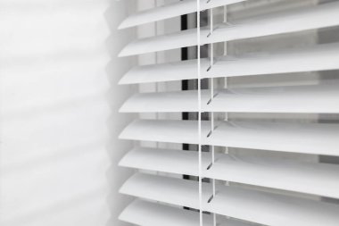 Yatay panjurlu stil penceresi, yakın plan görünümü