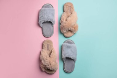 Renkli arka planda farklı yumuşak pofuduk terlikler, düz yatış