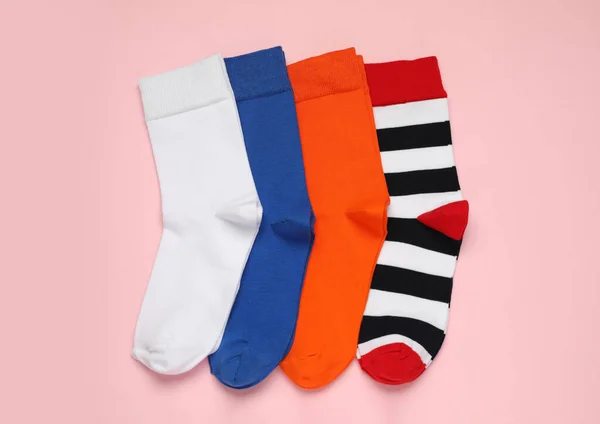 Různé Barevné Ponožky Růžovém Pozadí Byt Ležel — Stock fotografie