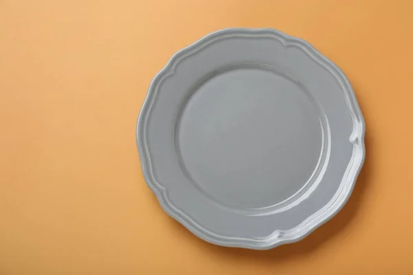 Assiette Céramique Vide Sur Fond Orange Pâle Vue Dessus Espace — Photo