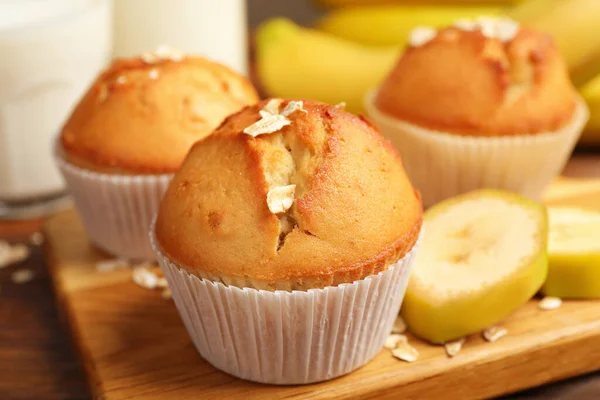 Muffins Saborosos Servidos Com Banana Mesa Madeira Close — Fotografia de Stock