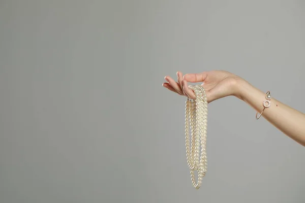 Jeune Femme Avec Des Bijoux Perles Élégantes Sur Fond Gris — Photo