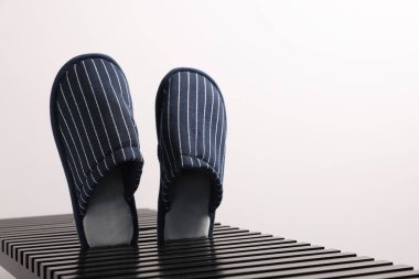 Açık gri arkaplan ve metin için bir çift şık terlik.