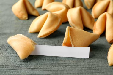 Lezzetli fal kurabiyeleri ve mavi ahşap masa üzerinde tahmini olan kağıt, metin için yer.