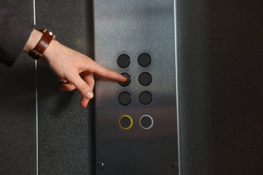 Asansörde kat seçen adam, yakın çekim görüntüsü