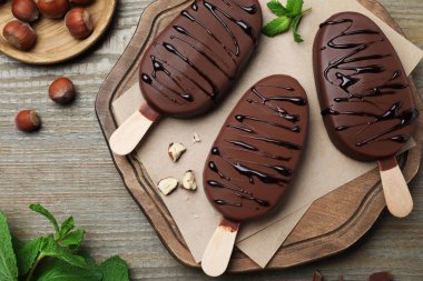 Lezzetli jöleli dondurmalar, fındıklar ve nane şekeri ahşap masa, düz uzanma