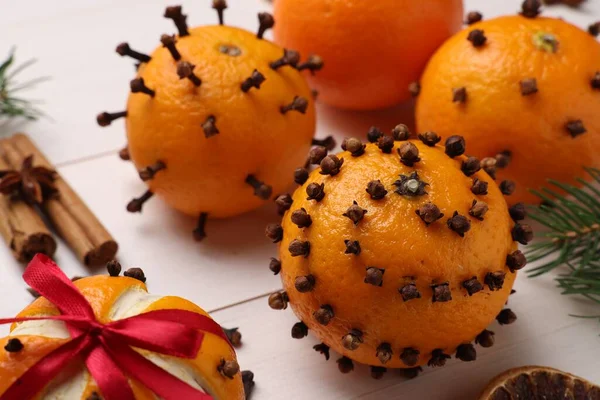 Boules Pomander Mandarines Avec Clous Girofle Branches Sapin Sur Table — Photo