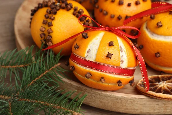 Bolas Pomander Feitas Tangerinas Com Cravos Ramos Abeto Mesa Madeira — Fotografia de Stock