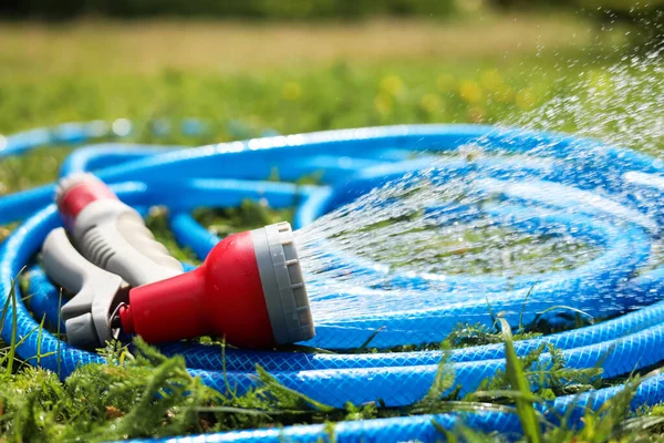 Water Spraying Hose Green Grass Outdoors Closeup — 图库照片