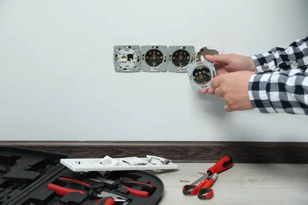 Electricista Con Destornillador Reparando Tomas Corriente Interiores Primer Plano — Foto de Stock