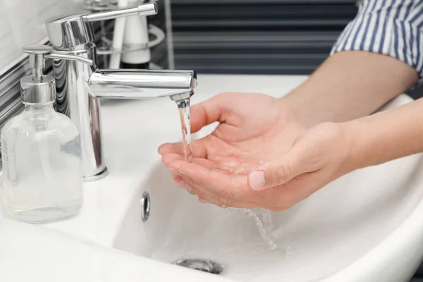 Hombre Usando Grifo Agua Para Lavarse Las Manos Baño Primer —  Fotos de Stock