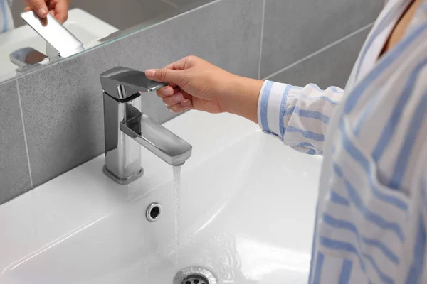 Mujer Abriendo Grifo Agua Baño Primer Plano —  Fotos de Stock