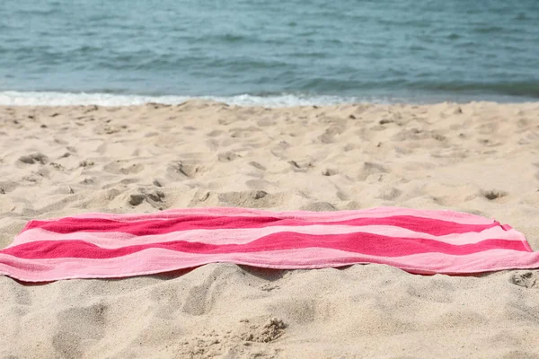 Toalla Rayas Rosadas Arena Playa Cerca Del Mar — Foto de Stock